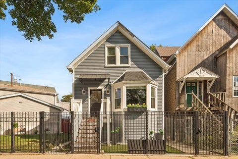 Photo of 2966 W Nelson Street, Chicago, IL 60618 (MLS # 12783382)