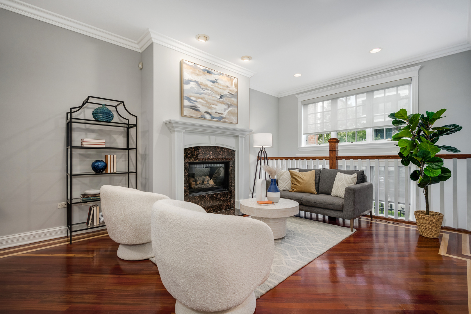 911 W Roscoe Street 1