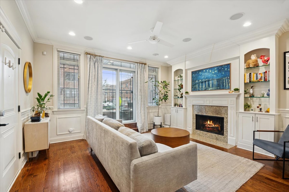 858 W Diversey Parkway 1W