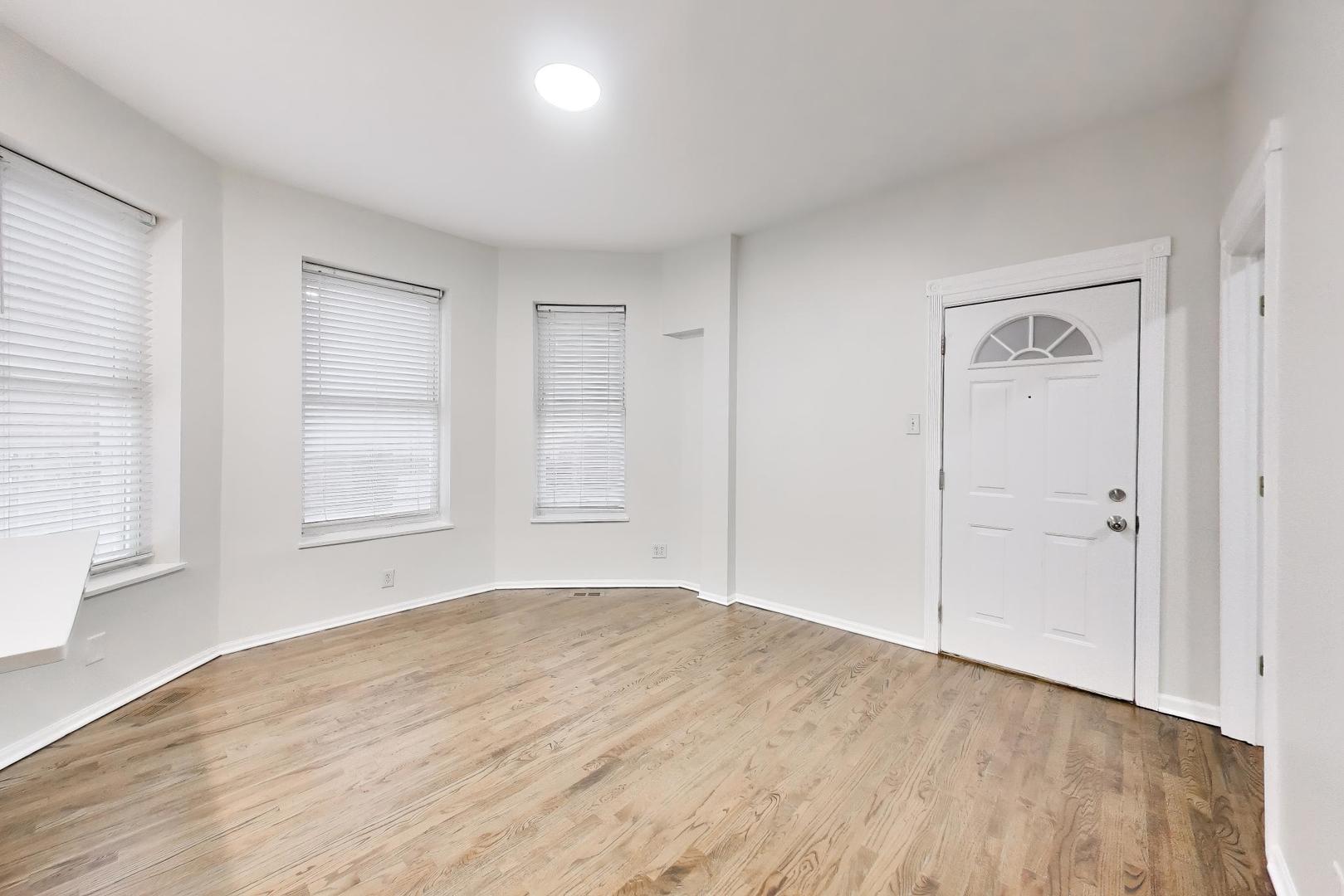 2135 W Division Street 1R