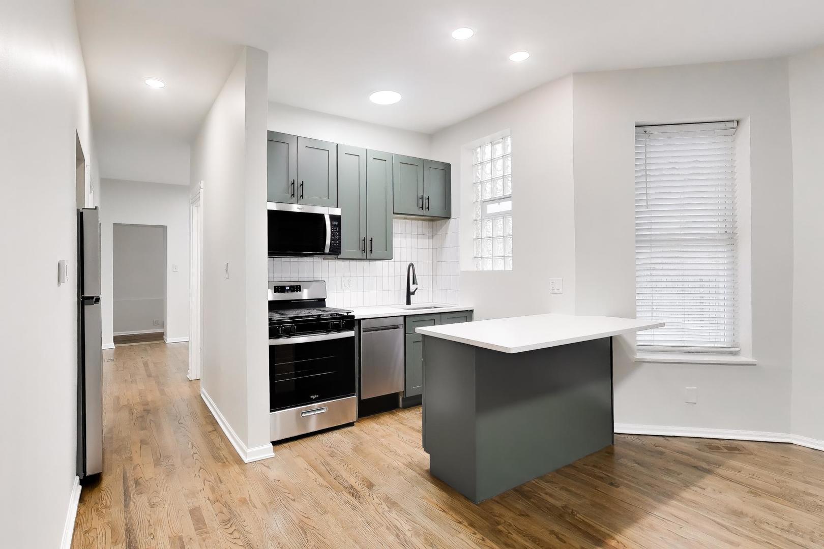 2135 W Division Street 1R