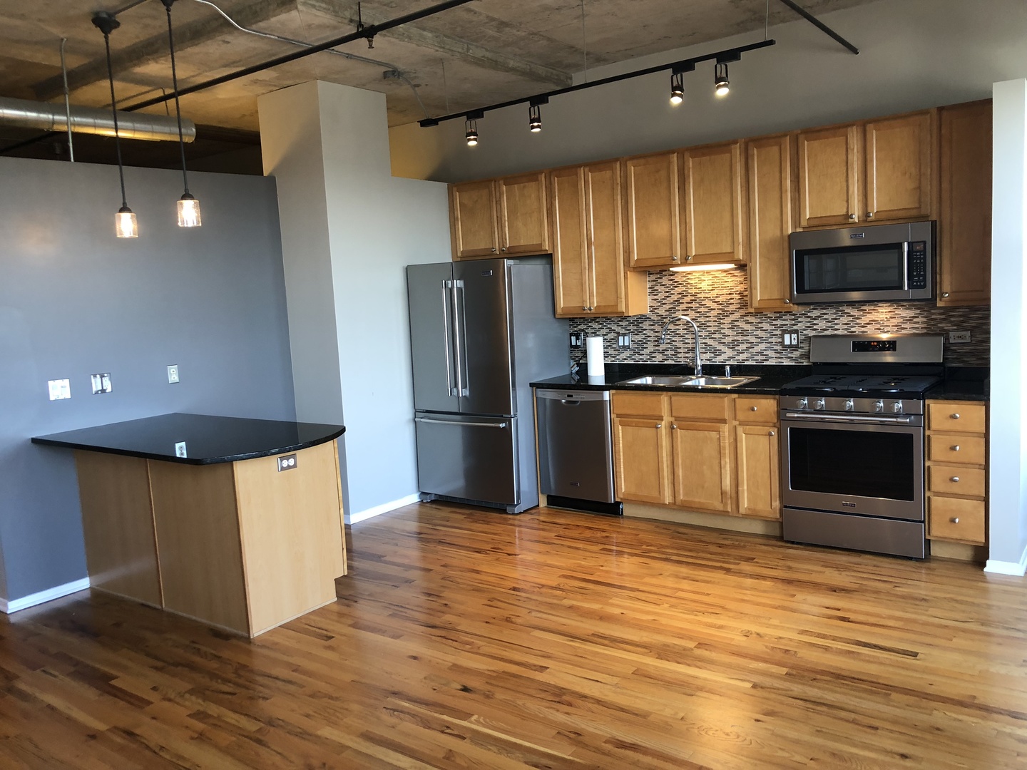 6 S Laflin Street 604