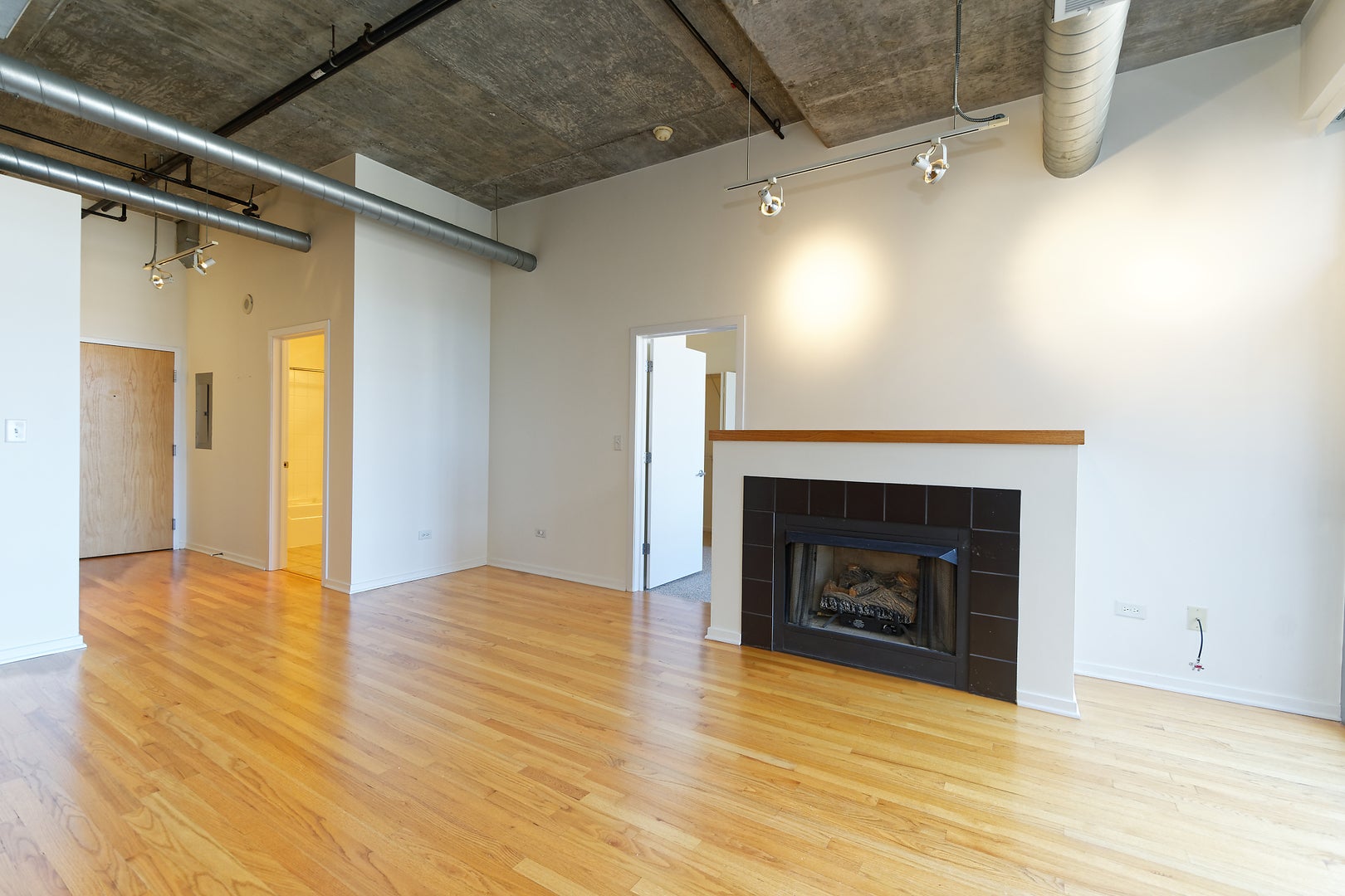 933 W Van Buren Street 821