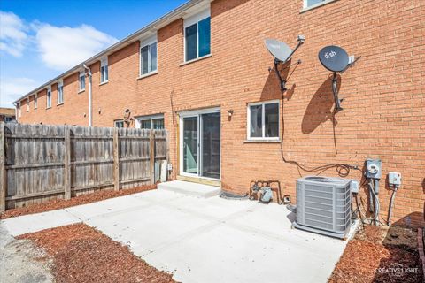 Tiny photo for 1370 Monomoy Street #E, Aurora, IL 60506 (MLS # 12633368)