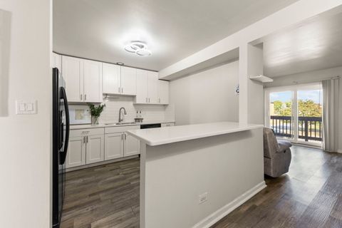 Tiny photo for 1002 Spruce Street #2B, Glendale Heights, IL 60139 (MLS # 12519931)