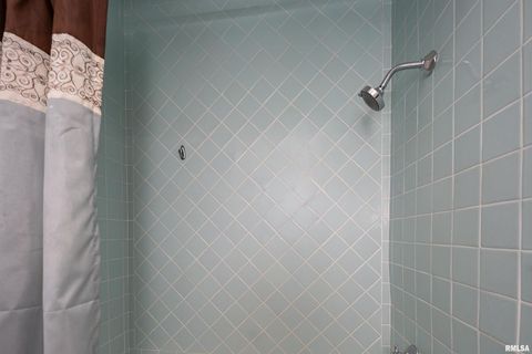 Tiny photo for 2911 25TH Avenue, Moline, IL 61265 (MLS # QC4269591)