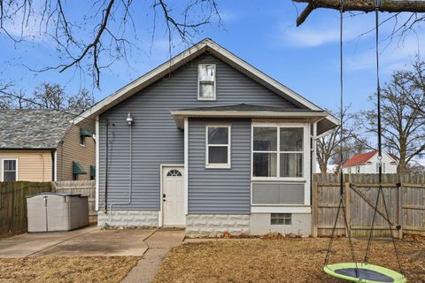 Tiny photo for 1901 W 16th Street, Davenport, IA 52804 (MLS # 100000094)