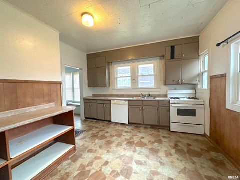 Tiny photo for 405 W COLLEGE Street, Carbondale, IL 62901 (MLS # EB460599)