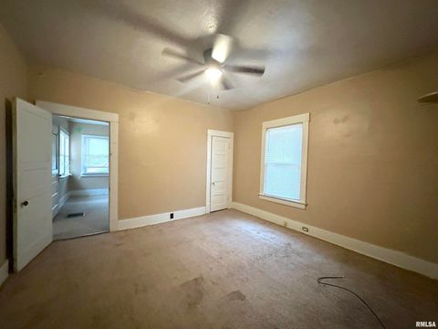 Tiny photo for 405 W COLLEGE Street, Carbondale, IL 62901 (MLS # EB460599)