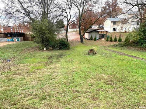 Tiny photo for 405 W COLLEGE Street, Carbondale, IL 62901 (MLS # EB460599)