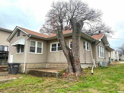 Tiny photo for 405 W COLLEGE Street, Carbondale, IL 62901 (MLS # EB460599)