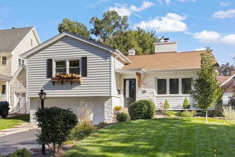 Tiny photo for 211 Crest Road, Glen Ellyn, IL 60137 (MLS # 12506265)