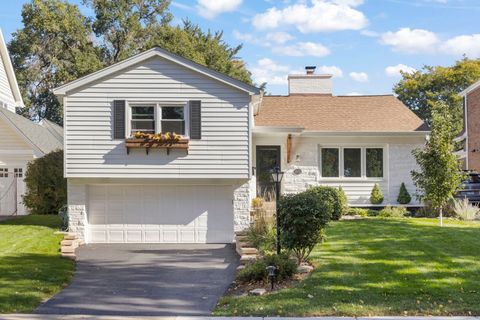 Photo of 211 Crest Road, Glen Ellyn, IL 60137 (MLS # 12506265)