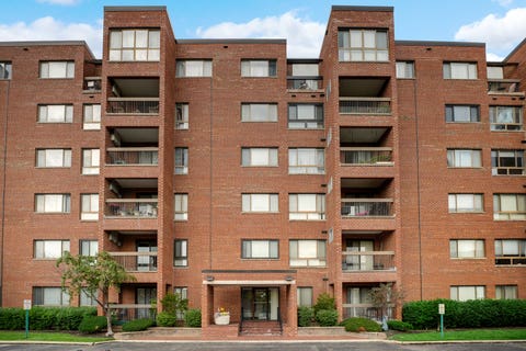 Photo of 600 Naples Court #106, Glenview, IL 60025 (MLS # 12684781)