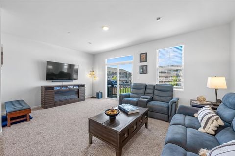 Tiny photo for 2041 Sequoia Avenue, Mundelein, IL 60060 (MLS # 12671622)