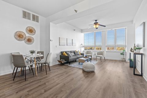 Tiny photo for 6000 N Cicero Avenue #404, Chicago, IL 60646 (MLS # 12481613)