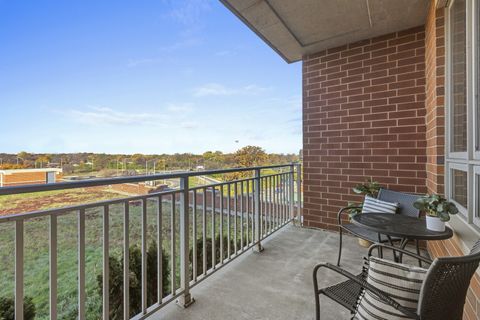 Tiny photo for 6000 N Cicero Avenue #404, Chicago, IL 60646 (MLS # 12481613)