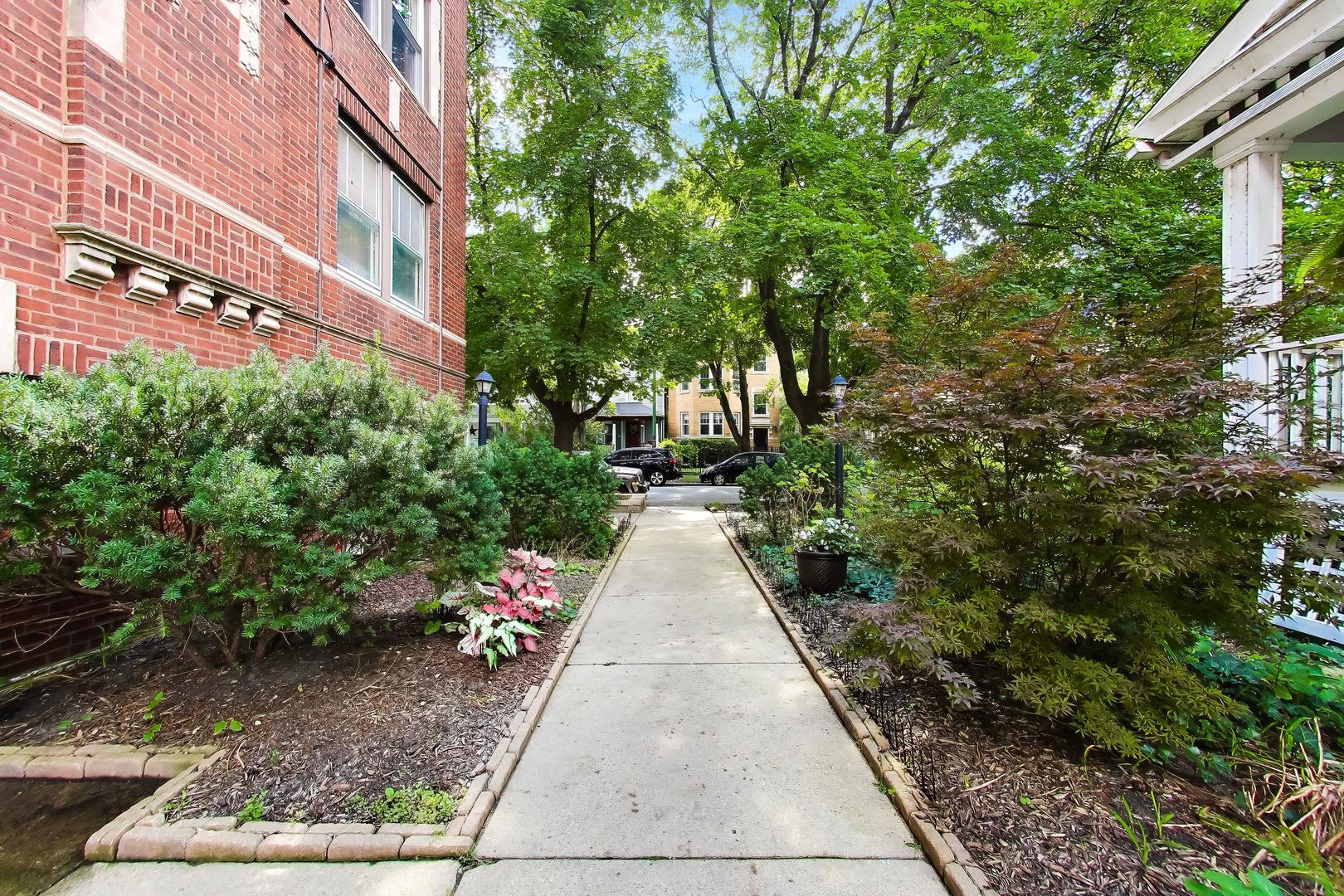 1750 W GRANVILLE Avenue 2A