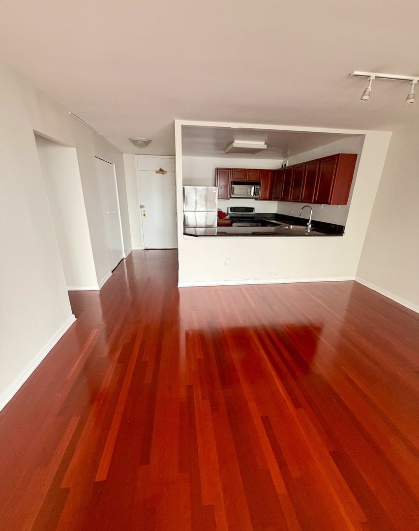525 W HAWTHORNE Place 2704
