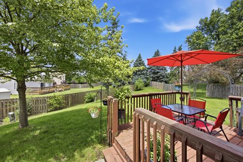 Tiny photo for 9 Tenneyson Court, Lake In The Hills, IL 60156 (MLS # 12400296)