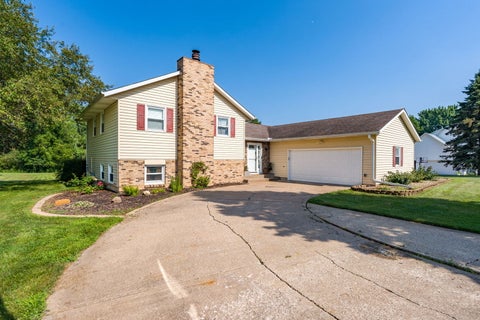 Photo of 25 WOODCREST Drive, Geneseo, IL 61254 (MLS # 12710229)