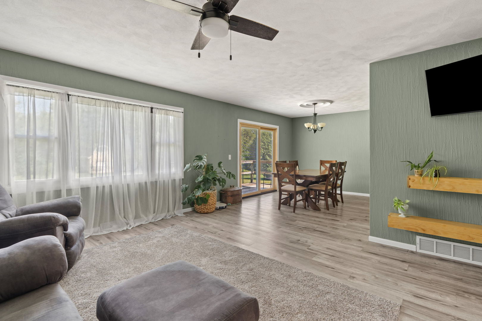 25 WOODCREST Drive