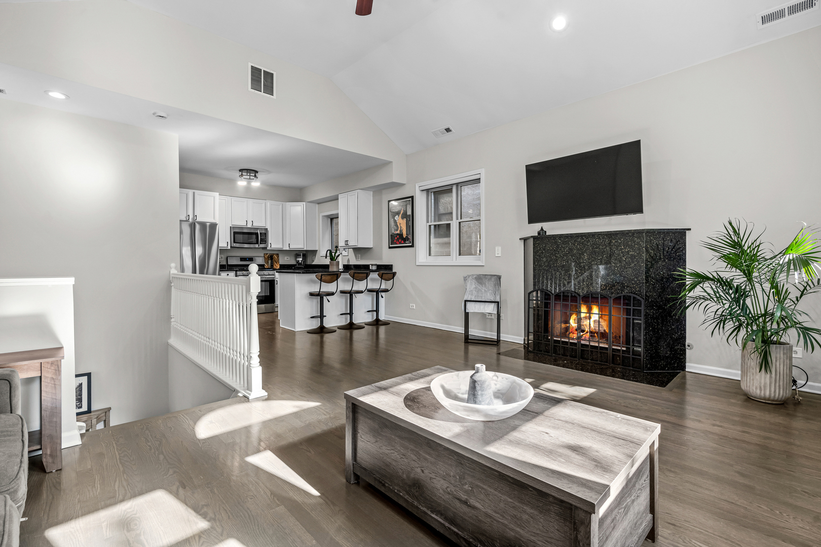 2737 N Southport Avenue 3