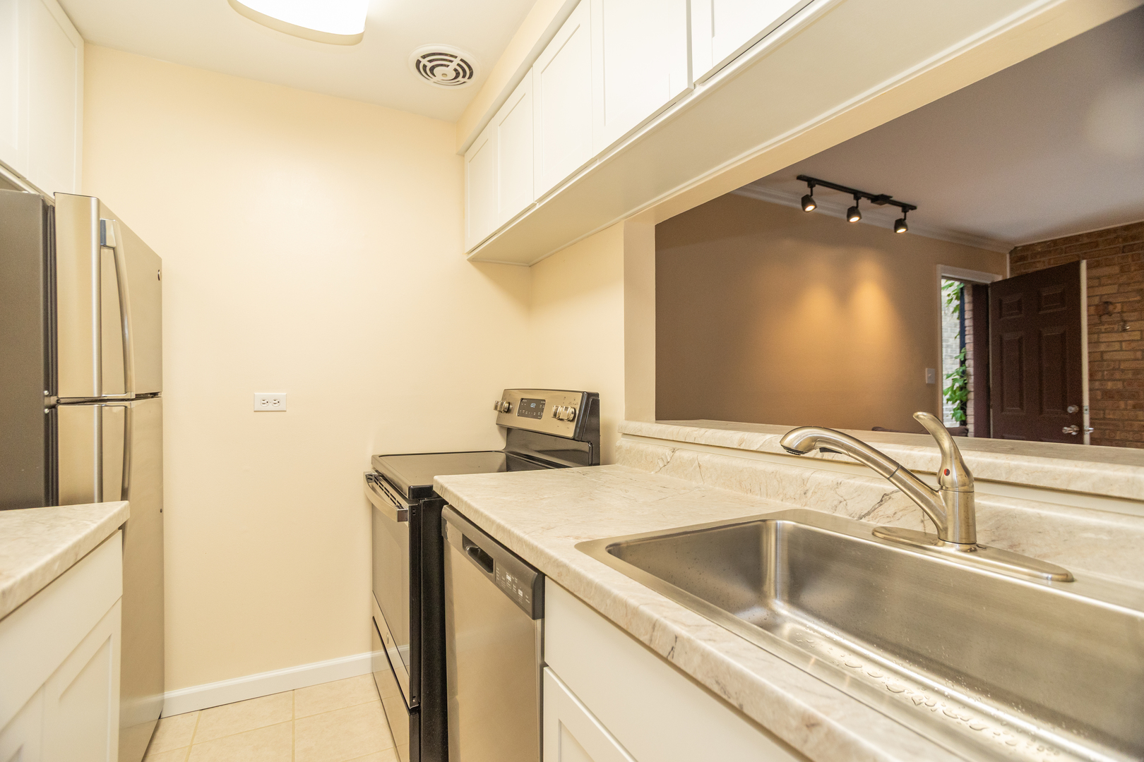 3732 N Pine Grove Avenue 1H