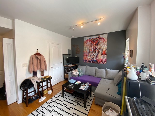 1122 W Wellington Avenue 205
