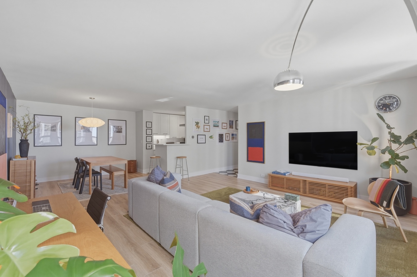 2626 N Lakeview Avenue 2601