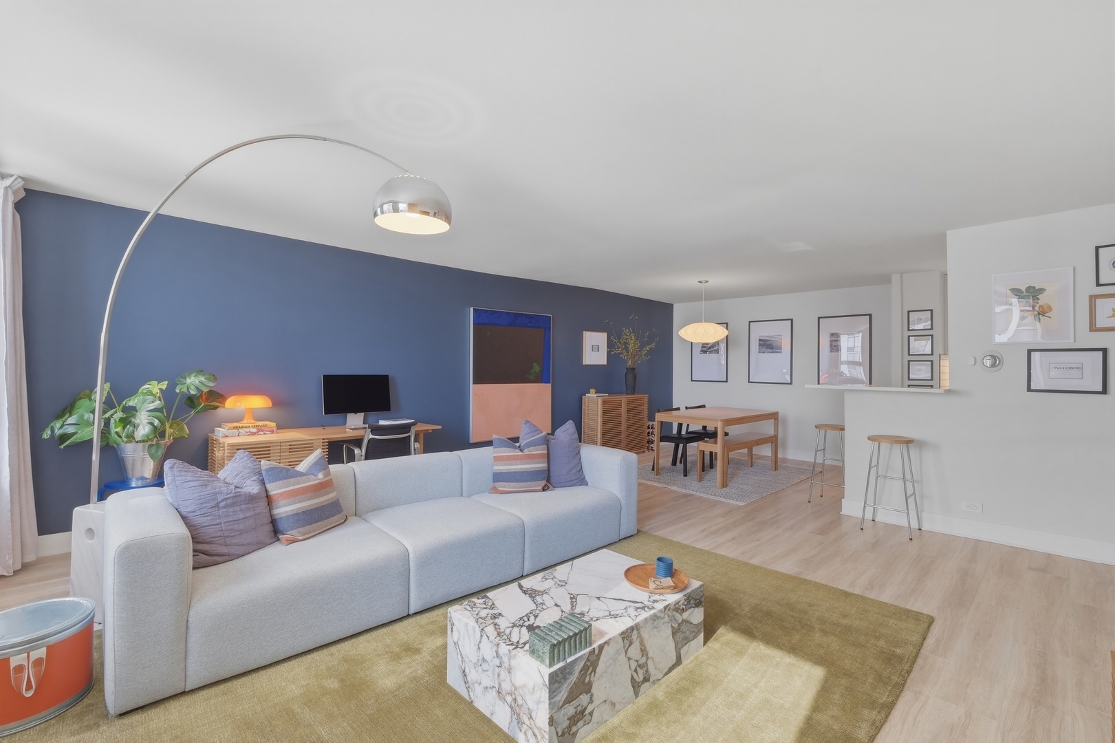 2626 N Lakeview Avenue 2601