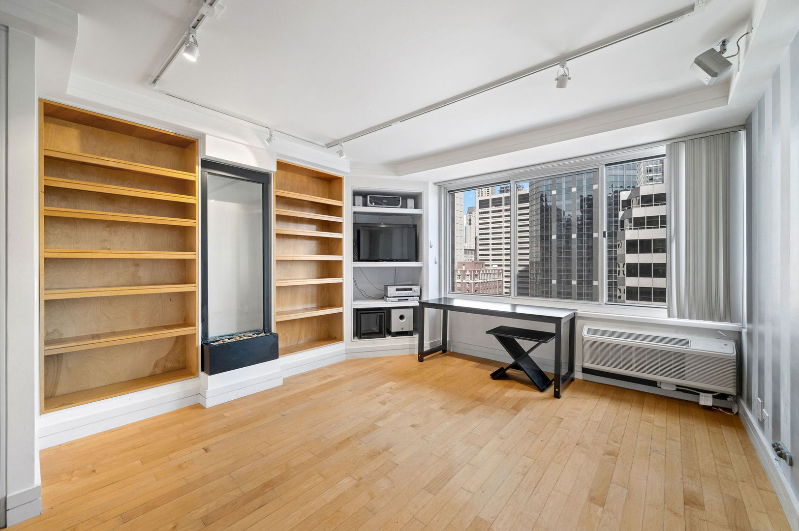 211 E OHIO Street 2106