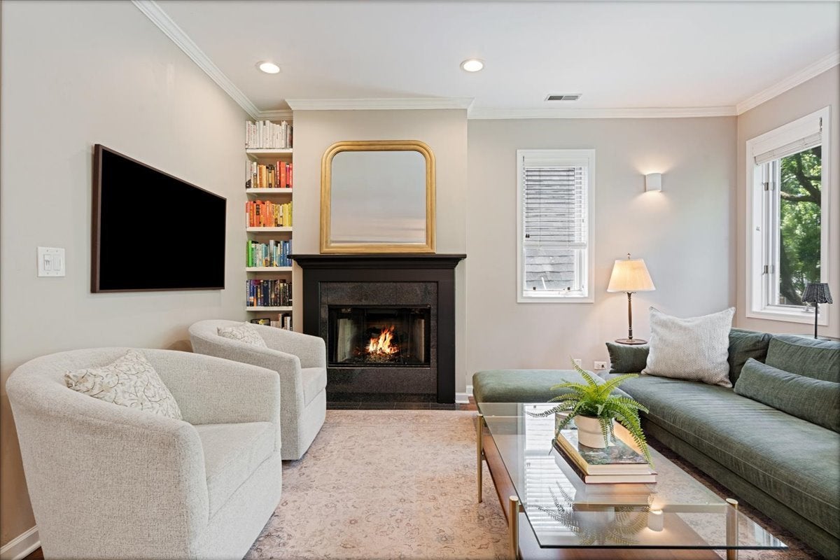3035 N SEMINARY Avenue 2