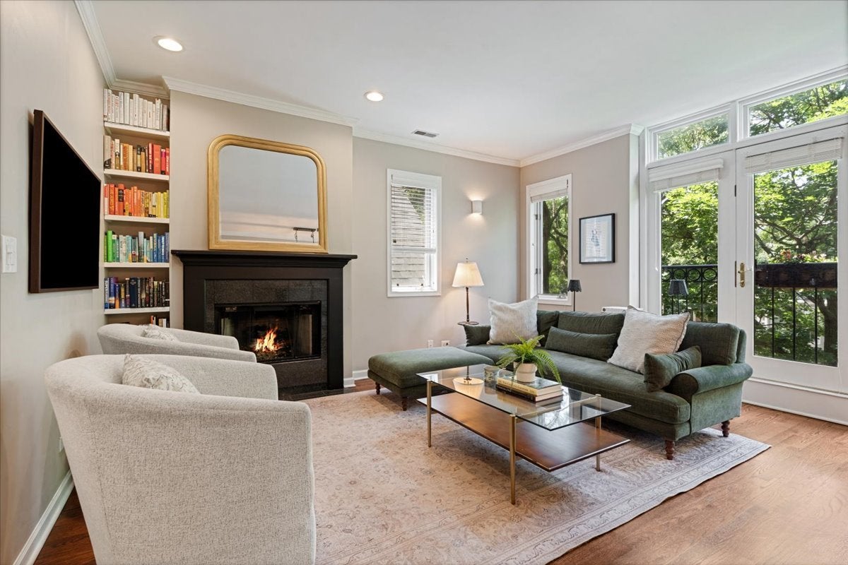 3035 N SEMINARY Avenue 2