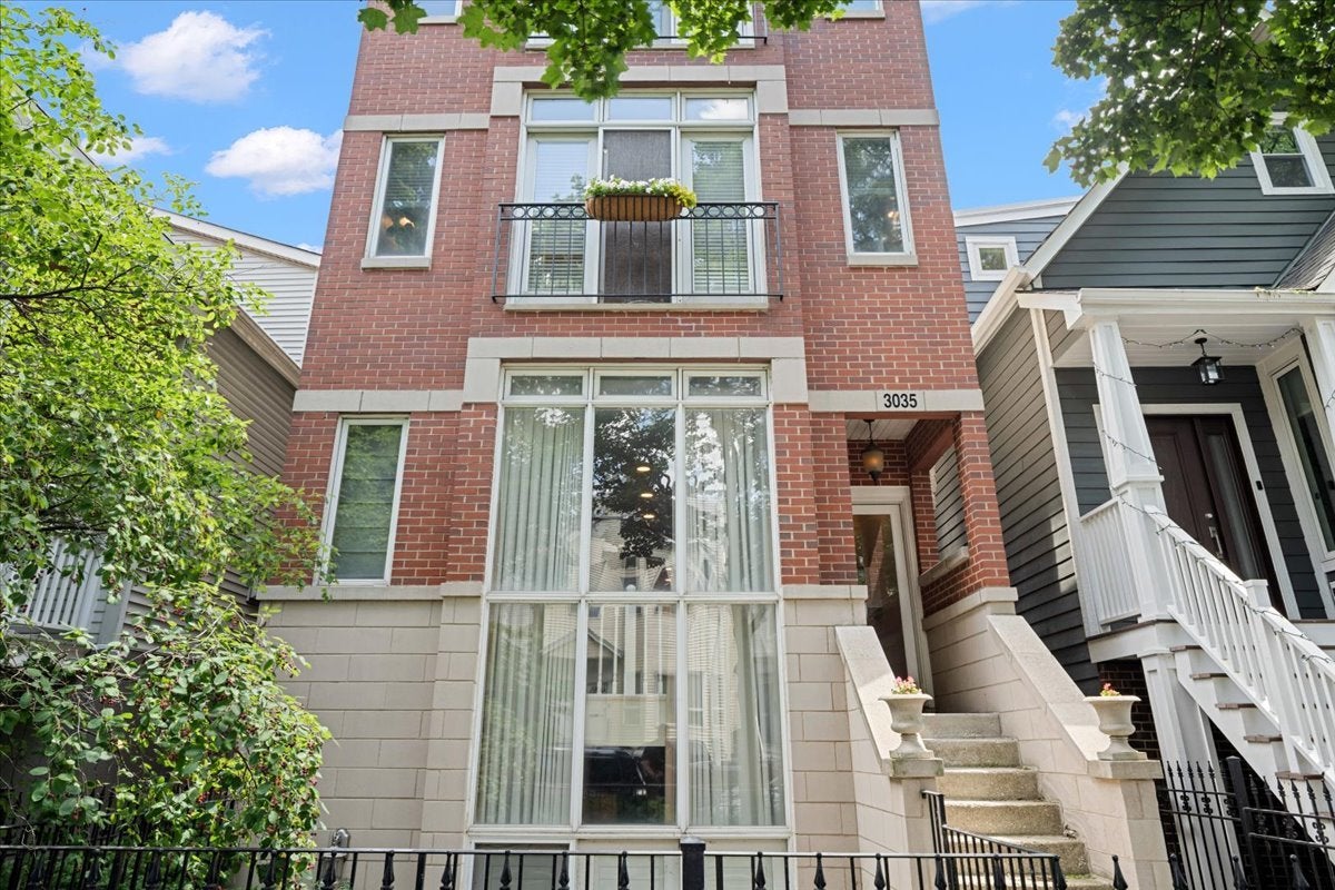 3035 N SEMINARY Avenue 2