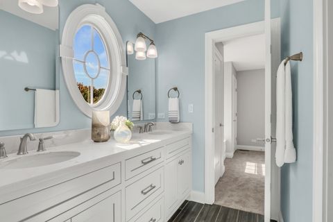 Tiny photo for 700 E Sunnyside Avenue, Libertyville, IL 60048 (MLS # 12487091)