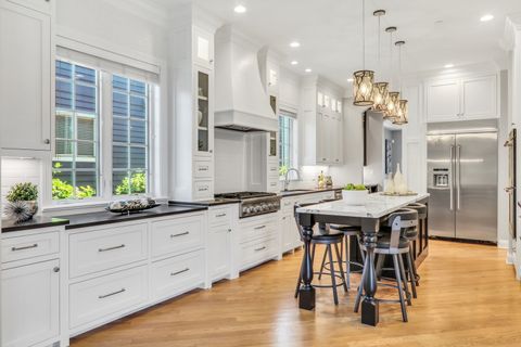 Tiny photo for 700 E Sunnyside Avenue, Libertyville, IL 60048 (MLS # 12487091)