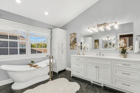 Tiny photo for 700 E Sunnyside Avenue, Libertyville, IL 60048 (MLS # 12487091)