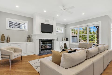 Tiny photo for 700 E Sunnyside Avenue, Libertyville, IL 60048 (MLS # 12487091)