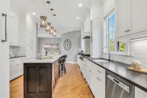 Tiny photo for 700 E Sunnyside Avenue, Libertyville, IL 60048 (MLS # 12487091)