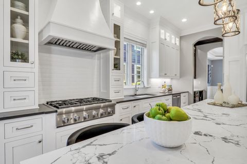 Tiny photo for 700 E Sunnyside Avenue, Libertyville, IL 60048 (MLS # 12487091)