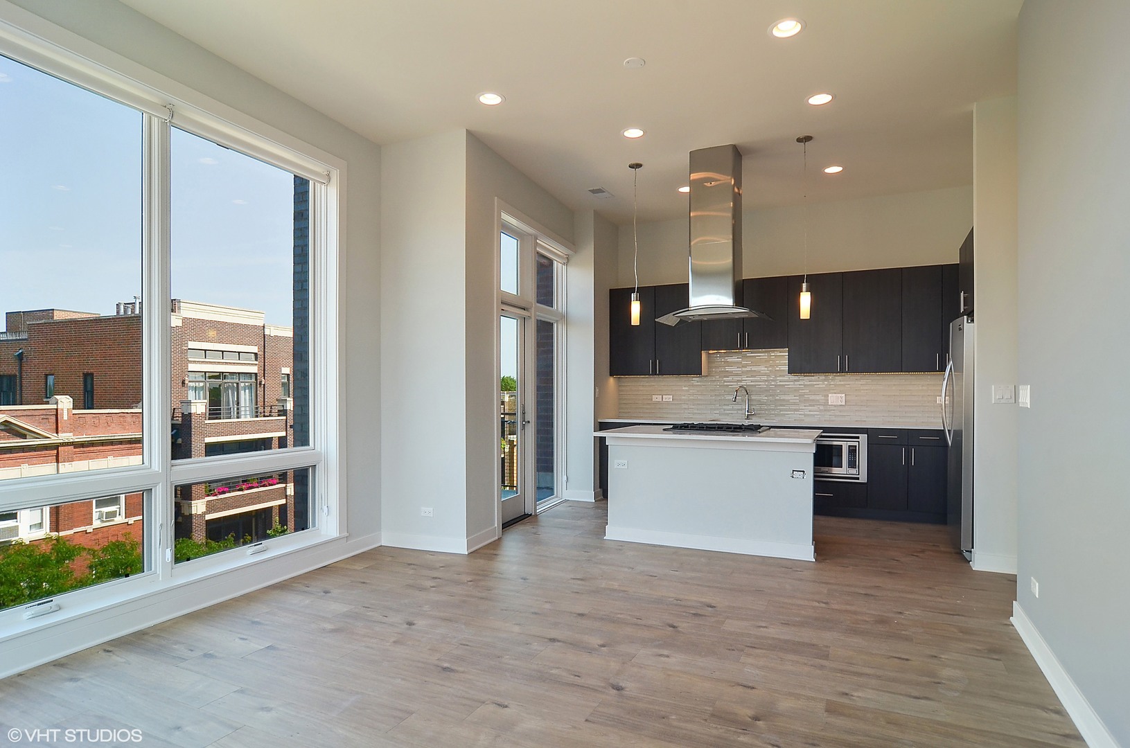 1507 W Carmen Avenue 2E