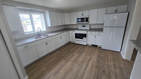 Tiny photo for 3006 Roosevelt Street, Clinton, IA 52732 (MLS # 12580075)