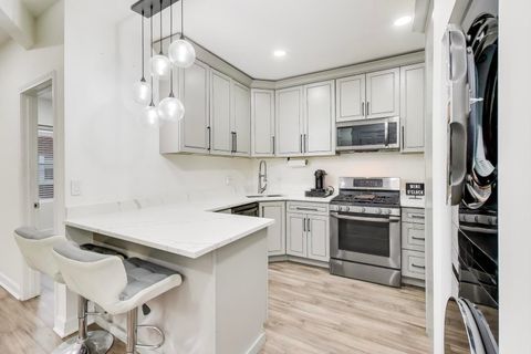 Tiny photo for 6421 N GREENVIEW Avenue #2W, Chicago, IL 60626 (MLS # 12556347)
