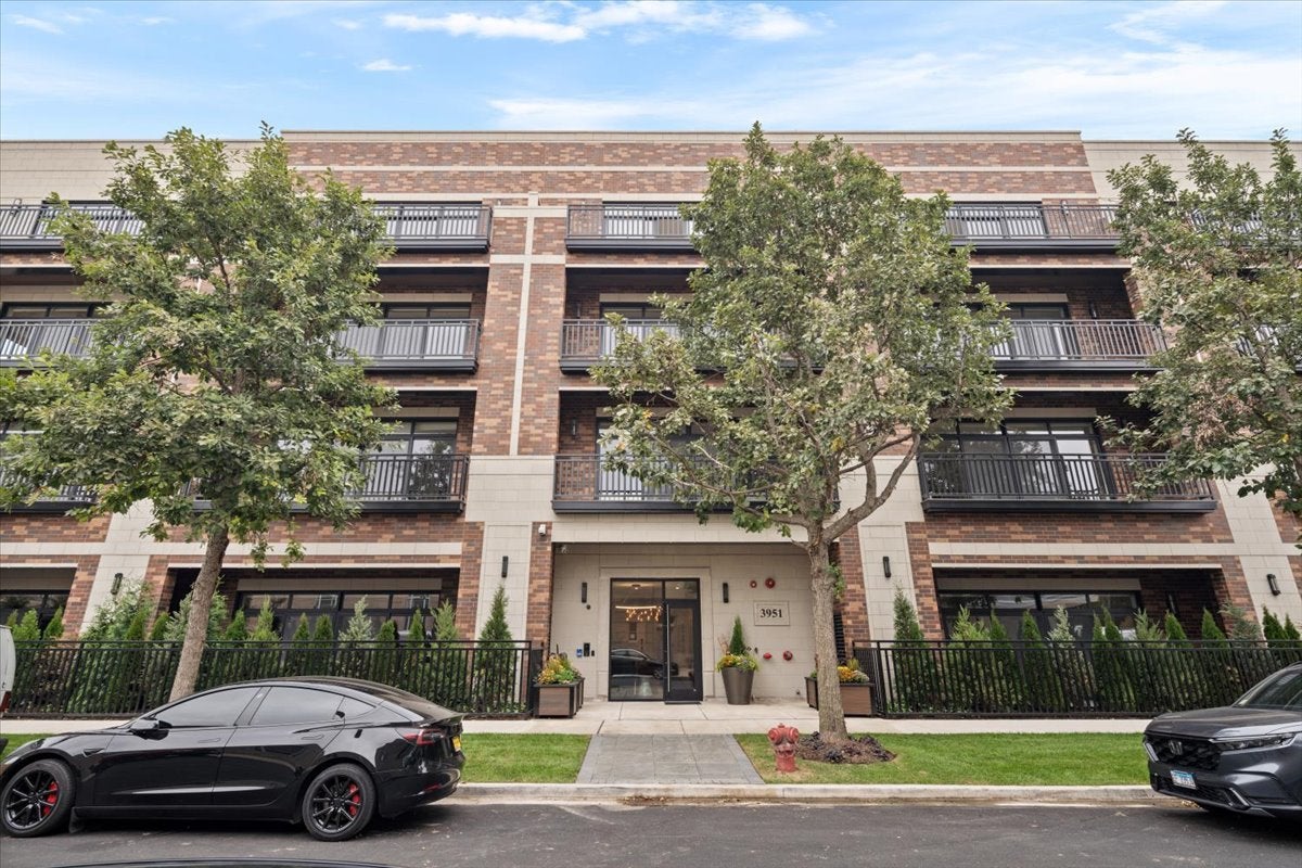 3951 N Wayne Avenue 404