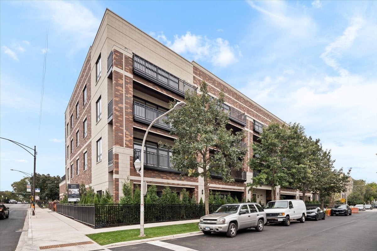 3951 N Wayne Avenue 404