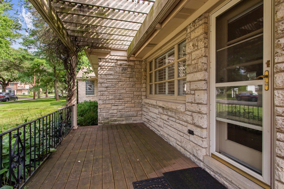 807 Surrey Lane