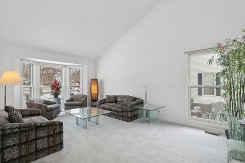 Tiny photo for 62 S Fiore Parkway, Vernon Hills, IL 60061 (MLS # 12492080)