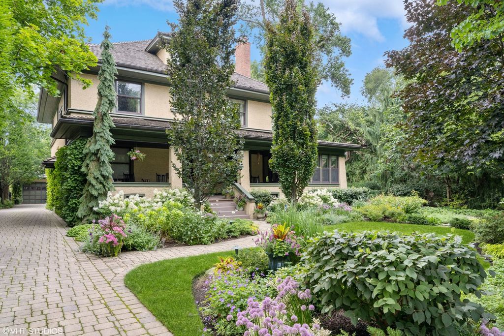 Photo for 141 Kenilworth Avenue, Kenilworth, IL 60043 (MLS # 12488918)