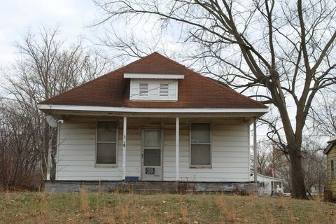 Photo of 311 Wabash Avenue, Centralia, IL 62801 (MLS # 100000073)